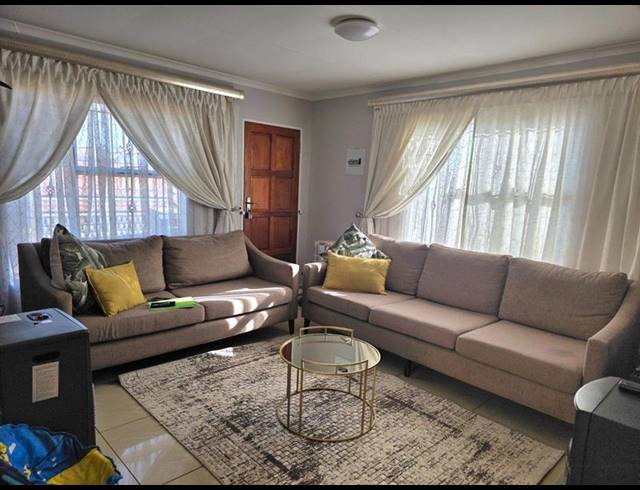 3 BEDROOM HOUSE FOR SALE IN KEMPTON PARK EXT 03